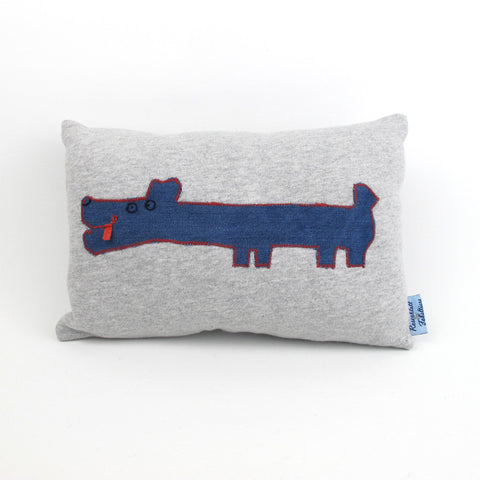 Kleines Kissen mit Jeans-Hund