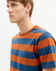 CLAY RED STRIPES T-SHIRT von THINKING MU